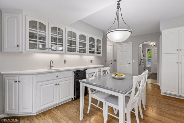 905 Windemere Curve, Plymouth, MN 55441