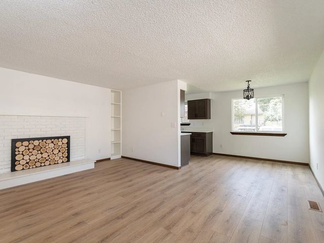 512 E Longfellow Ave, Spokane, WA 99207 property photo