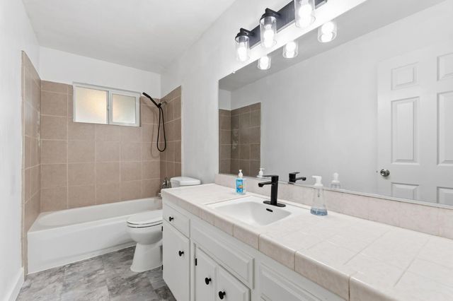 4665 W Ashcroft Avenue, Fresno, CA 93722