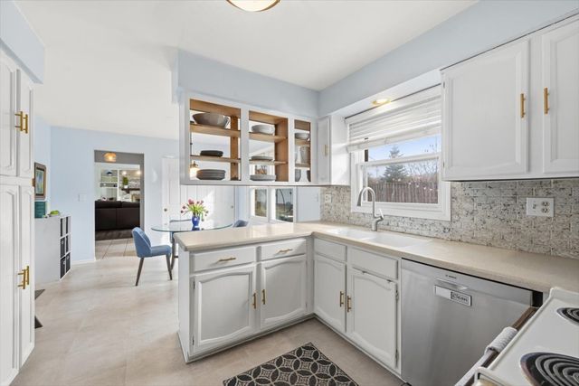 805 Sutton Drive, Northbrook, IL 60062