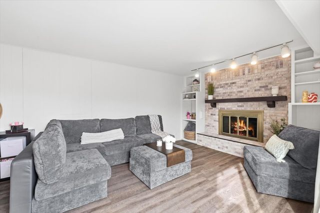 805 Sutton Drive, Northbrook, IL 60062