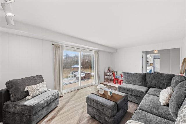 805 Sutton Drive, Northbrook, IL 60062