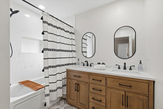 805 Sutton Drive, Northbrook, IL 60062