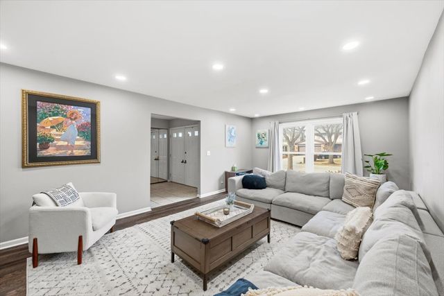 805 Sutton Drive, Northbrook, IL 60062