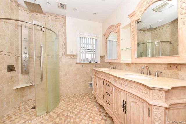 300 Pennsylvania Avenue, Mineola, NY 11501