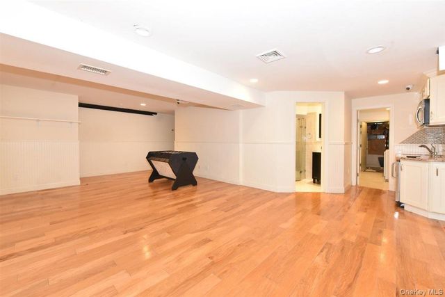 300 Pennsylvania Avenue, Mineola, NY 11501