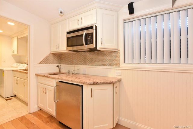 300 Pennsylvania Avenue, Mineola, NY 11501