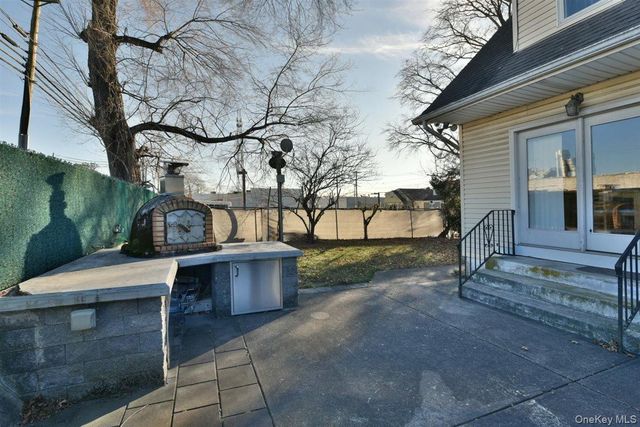 300 Pennsylvania Avenue, Mineola, NY 11501