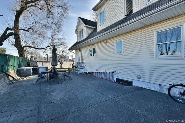 300 Pennsylvania Avenue, Mineola, NY 11501