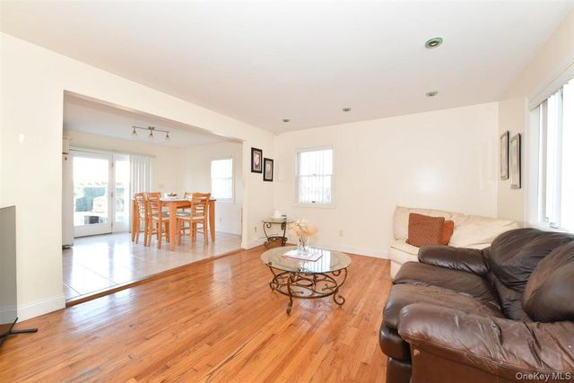 300 Pennsylvania Avenue, Mineola, NY 11501