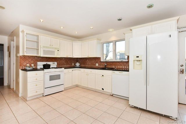 300 Pennsylvania Avenue, Mineola, NY 11501