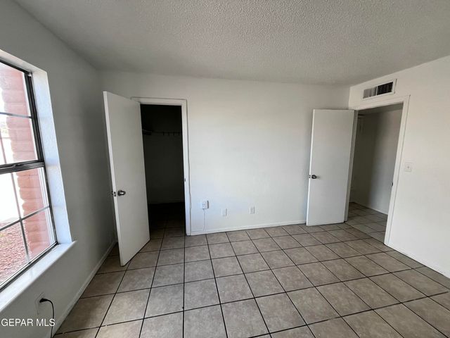 5524 Oakbriar Circle B, El Paso, TX 79932