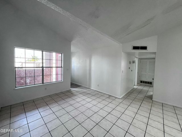 5524 Oakbriar Circle B, El Paso, TX 79932