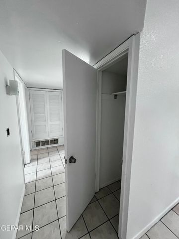 5524 Oakbriar Circle B, El Paso, TX 79932