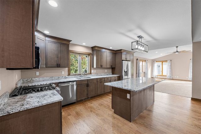 1355 Robins Road, Hiawatha, IA 52233