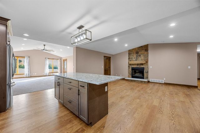 1355 Robins Road, Hiawatha, IA 52233