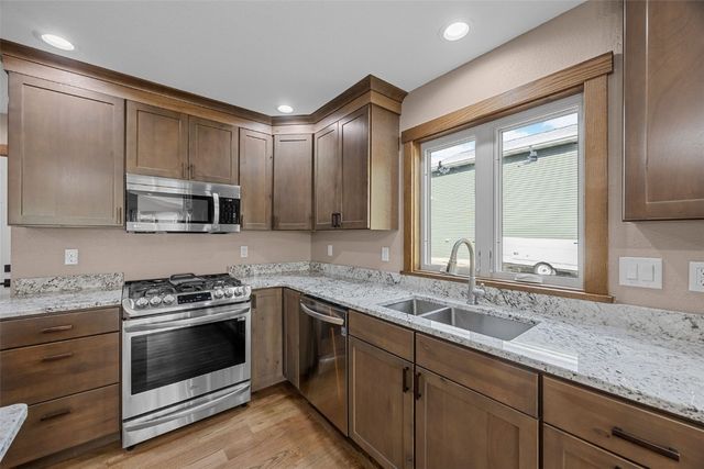 1355 Robins Road, Hiawatha, IA 52233