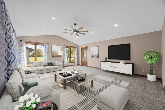 1355 Robins Road, Hiawatha, IA 52233