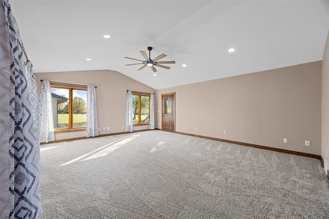 1355 Robins Road, Hiawatha, IA 52233