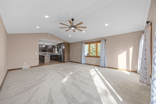 1355 Robins Road, Hiawatha, IA 52233