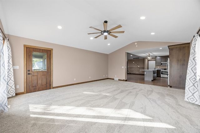 1355 Robins Road, Hiawatha, IA 52233