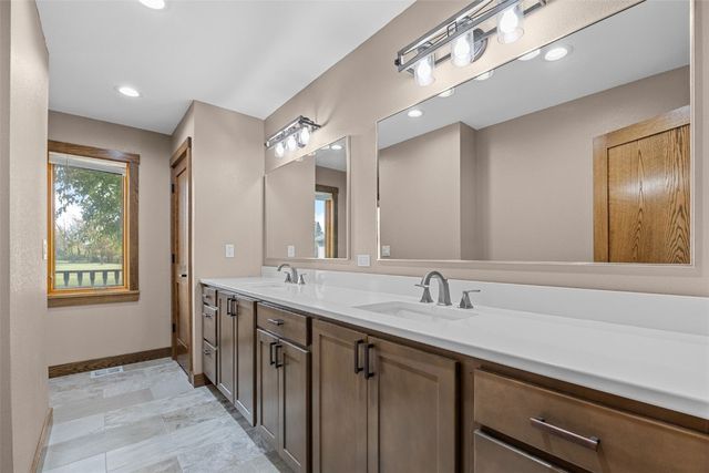 1355 Robins Road, Hiawatha, IA 52233