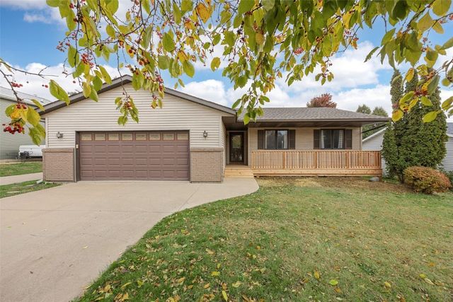 1355 Robins Road, Hiawatha, IA 52233