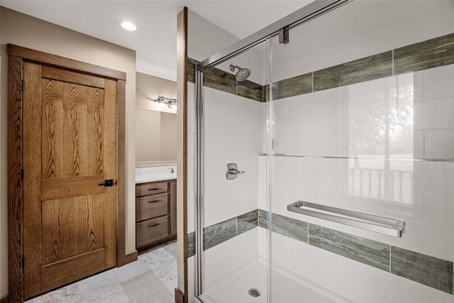 1355 Robins Road, Hiawatha, IA 52233