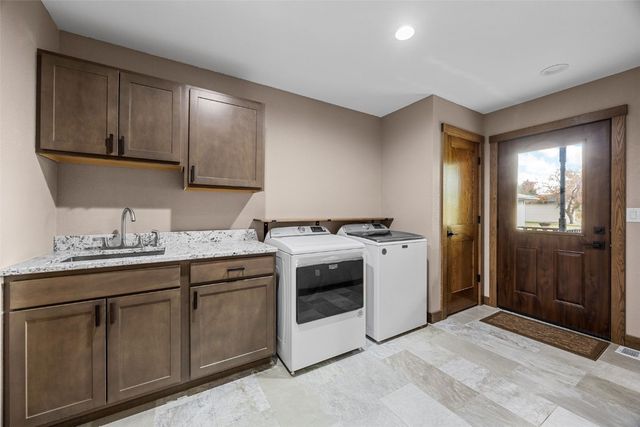 1355 Robins Road, Hiawatha, IA 52233