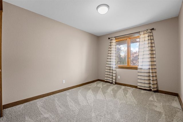 1355 Robins Road, Hiawatha, IA 52233