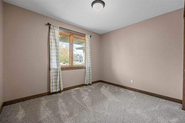 1355 Robins Road, Hiawatha, IA 52233