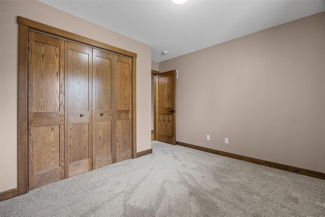 1355 Robins Road, Hiawatha, IA 52233