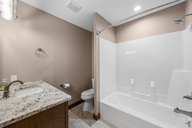 1355 Robins Road, Hiawatha, IA 52233