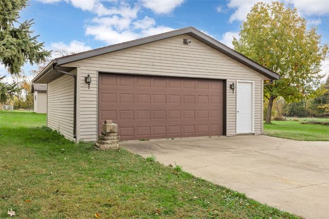 1355 Robins Road, Hiawatha, IA 52233