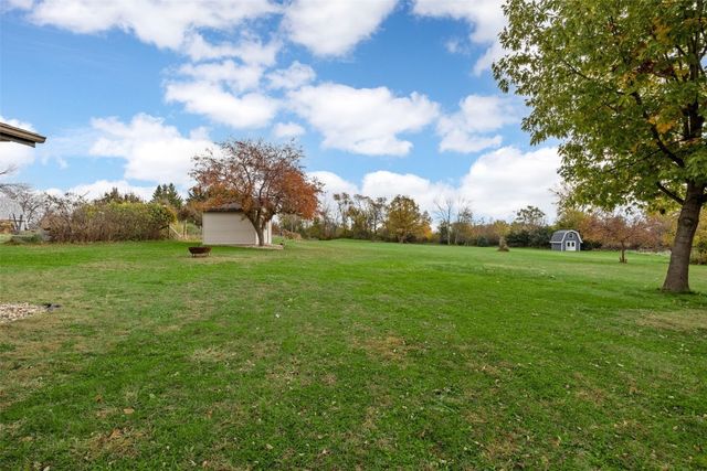 1355 Robins Road, Hiawatha, IA 52233