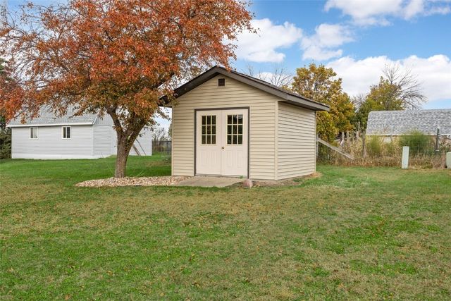 1355 Robins Road, Hiawatha, IA 52233