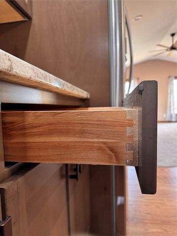 1355 Robins Road, Hiawatha, IA 52233