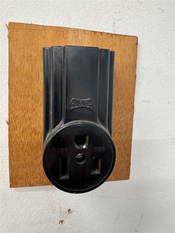 1355 Robins Road, Hiawatha, IA 52233