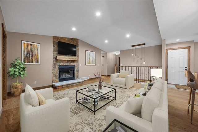 1355 Robins Road, Hiawatha, IA 52233