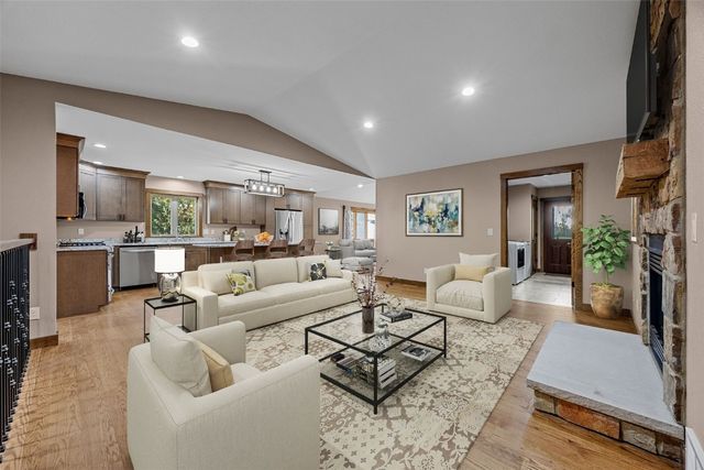 1355 Robins Road, Hiawatha, IA 52233