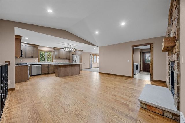 1355 Robins Road, Hiawatha, IA 52233