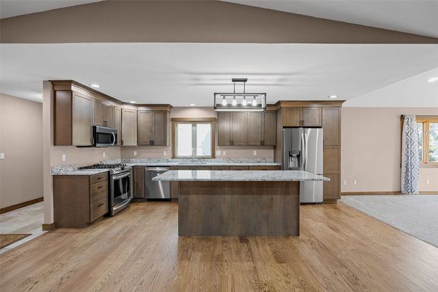 1355 Robins Road, Hiawatha, IA 52233