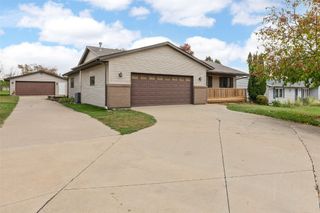 1355 Robins Road, Hiawatha, IA 52233