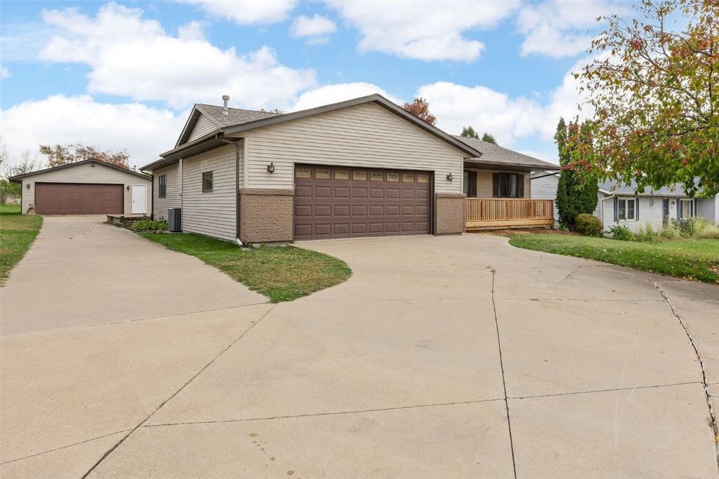 1355 Robins Road, Hiawatha, IA 52233