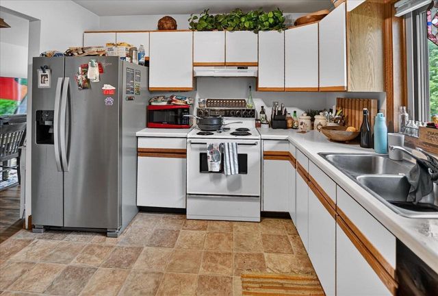 1909 Fox Run, Mount Horeb, WI 53572
