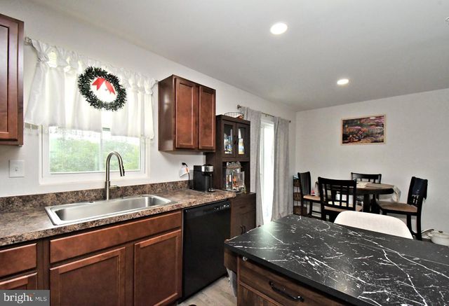15 CASTLE DR, Gilbertsville, PA 19525
