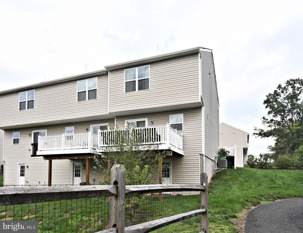 15 CASTLE DR, Gilbertsville, PA 19525