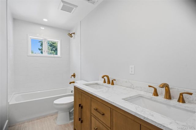 6 Oatley Place, Commack, NY 11725