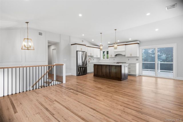 6 Oatley Place, Commack, NY 11725
