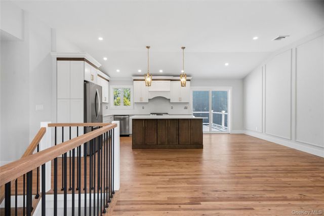 6 Oatley Place, Commack, NY 11725